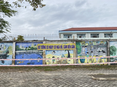 Sợ tường bất ngờ đổ sập, nhà trường căng dây cảnh báo - Ảnh 1. Sợ tường bất ngờ đổ sập, nhà trường căng dây cảnh báo - Ảnh 1.