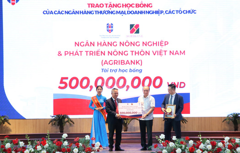 Agribank tặng 500 triệu đồng hỗ trợ sinh viên đại học ngân hàng TP.HCM - Ảnh 1. Agribank tặng 500 triệu đồng hỗ trợ sinh viên đại học ngân hàng TP.HCM - Ảnh 1.