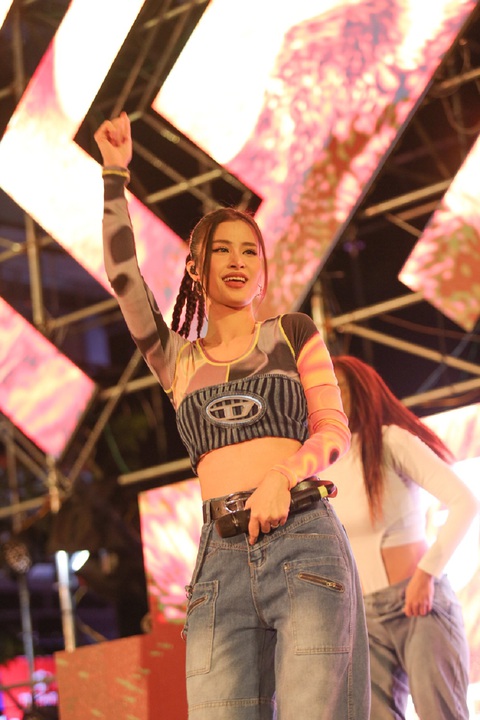 Song Nhi Đông Nhi - Hà Nhi phát cuồng vì độ chịu chơi của 3.000 khán giả Đà Nẵng - Ảnh 1. Song Nhi Đông Nhi - Hà Nhi phát cuồng vì độ chịu chơi của 3.000 khán giả Đà Nẵng - Ảnh 1.