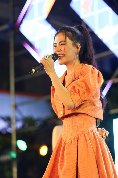 Song Nhi Đông Nhi - Hà Nhi phát cuồng vì độ chịu chơi của 3.000 khán giả Đà Nẵng - Ảnh 2. Song Nhi Đông Nhi - Hà Nhi phát cuồng vì độ chịu chơi của 3.000 khán giả Đà Nẵng - Ảnh 2.