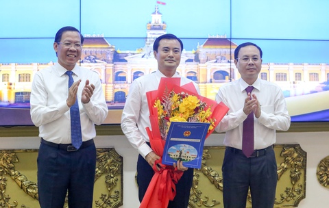 Trao quyết định phê chuẩn phó chủ tịch UBND TP.HCM cho ông Bùi Xuân Cường - Ảnh 1. Trao quyết định phê chuẩn phó chủ tịch UBND TP.HCM cho ông Bùi Xuân Cường - Ảnh 1.