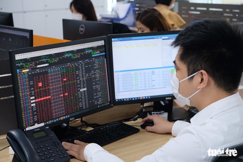 Tỉ giá USD tăng tác động đến thị trường chứng khoán ra sao? - Ảnh 1. Tỉ giá USD tăng tác động đến thị trường chứng khoán ra sao? - Ảnh 1.
