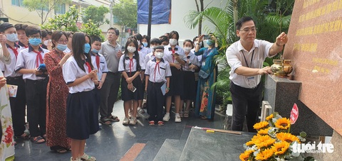 Học sinh thích thú học lịch sử ở căn cứ Biệt động Sài Gòn - Ảnh 1. Học sinh thích thú học lịch sử ở căn cứ Biệt động Sài Gòn - Ảnh 1.