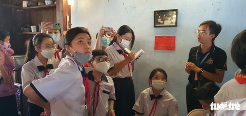 Học sinh thích thú học lịch sử ở căn cứ Biệt động Sài Gòn - Ảnh 3. Học sinh thích thú học lịch sử ở căn cứ Biệt động Sài Gòn - Ảnh 3.