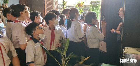 Học sinh thích thú học lịch sử ở căn cứ Biệt động Sài Gòn - Ảnh 6. Học sinh thích thú học lịch sử ở căn cứ Biệt động Sài Gòn - Ảnh 6.