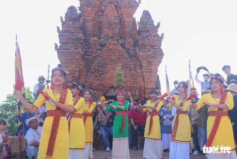Rực rỡ sắc màu lễ hội Katê Ninh Thuận - Ảnh 5. Rực rỡ sắc màu lễ hội Katê Ninh Thuận - Ảnh 5.
