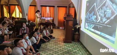 Học sinh thích thú học lịch sử ở căn cứ Biệt động Sài Gòn - Ảnh 4. Học sinh thích thú học lịch sử ở căn cứ Biệt động Sài Gòn - Ảnh 4.