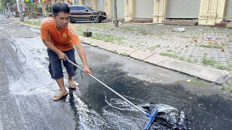 Chưa biết nguyên nhân vụ nước đỏ tràn lên đường ở TP.HCM - Ảnh 1. Chưa biết nguyên nhân vụ nước đỏ tràn lên đường ở TP.HCM - Ảnh 1.