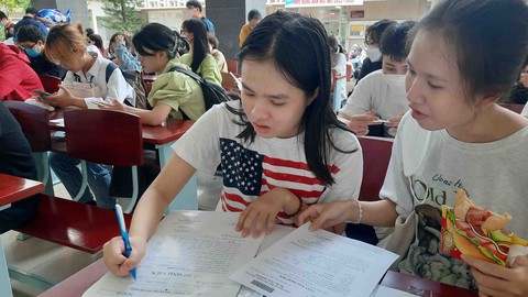 Trường đại học vẫn tăng học phí hay dừng? - Ảnh 1. Trường đại học vẫn tăng học phí hay dừng? - Ảnh 1.