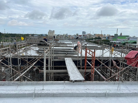 Shophouse Bạc Liêu Riverside cất nóc, khách hàng chuẩn bị nhận nhà và kinh doanh - Ảnh 1. Shophouse Bạc Liêu Riverside cất nóc, khách hàng chuẩn bị nhận nhà và kinh doanh - Ảnh 1.