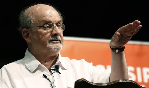 Nhà văn Salman Rushdie mất thị lực và chỉ còn dùng một tay sau khi bị đâm - Ảnh 1. Nhà văn Salman Rushdie mất thị lực và chỉ còn dùng một tay sau khi bị đâm - Ảnh 1.