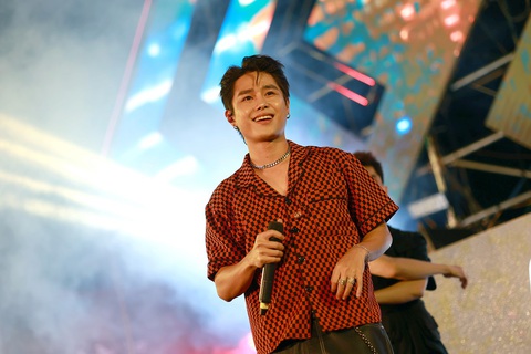 Song Nhi Đông Nhi - Hà Nhi phát cuồng vì độ chịu chơi của 3.000 khán giả Đà Nẵng - Ảnh 3. Song Nhi Đông Nhi - Hà Nhi phát cuồng vì độ chịu chơi của 3.000 khán giả Đà Nẵng - Ảnh 3.
