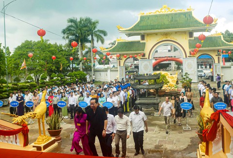 Hơn 13.200 khách thập phương đến thắp hương viếng bà Mạc Mi Cô - Ảnh 1. Hơn 13.200 khách thập phương đến thắp hương viếng bà Mạc Mi Cô - Ảnh 1.