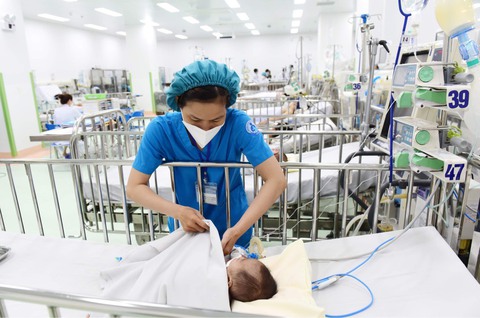 Sốt xuất huyết có xu hướng giảm nhẹ nhưng ca nặng vẫn nhiều - Ảnh 1. Sốt xuất huyết có xu hướng giảm nhẹ nhưng ca nặng vẫn nhiều - Ảnh 1.