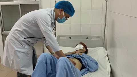 Bơm keo vá ruột non cho nam thanh niên 20 tuổi - Ảnh 1. Bơm keo vá ruột non cho nam thanh niên 20 tuổi - Ảnh 1.