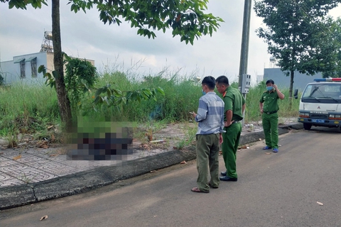 Điều tra vụ người đàn ông chết cháy bên đường - Ảnh 1. Điều tra vụ người đàn ông chết cháy bên đường - Ảnh 1.