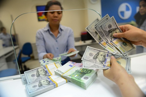 Ngân hàng tiếp tục bán USD với giá kịch trần 24.888 đồng/USD - Ảnh 1. Ngân hàng tiếp tục bán USD với giá kịch trần 24.888 đồng/USD - Ảnh 1.