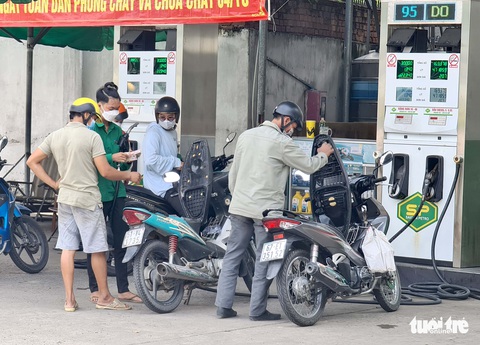 Tình trạng ‘cây xăng 30.000 đồng’, ‘hết xăng’ chưa dứt ở TP.HCM - Ảnh 8. Tình trạng ‘cây xăng 30.000 đồng’, ‘hết xăng’ chưa dứt ở TP.HCM - Ảnh 8.