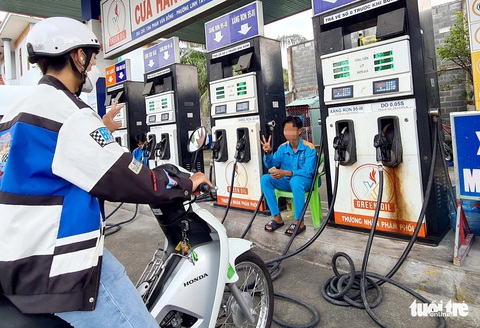 Tình trạng ‘cây xăng 30.000 đồng’, ‘hết xăng’ chưa dứt ở TP.HCM - Ảnh 1. Tình trạng ‘cây xăng 30.000 đồng’, ‘hết xăng’ chưa dứt ở TP.HCM - Ảnh 1.
