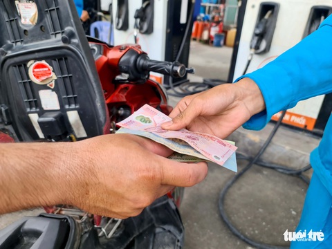 Tình trạng ‘cây xăng 30.000 đồng’, ‘hết xăng’ chưa dứt ở TP.HCM - Ảnh 3. Tình trạng ‘cây xăng 30.000 đồng’, ‘hết xăng’ chưa dứt ở TP.HCM - Ảnh 3.