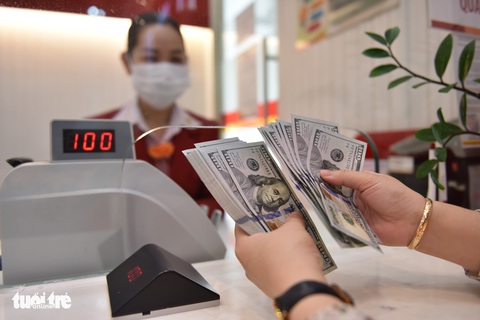 USD tự do lên 25.330 đồng, các ngân hàng đẩy giá bán lên kịch trần - Ảnh 1. USD tự do lên 25.330 đồng, các ngân hàng đẩy giá bán lên kịch trần - Ảnh 1.
