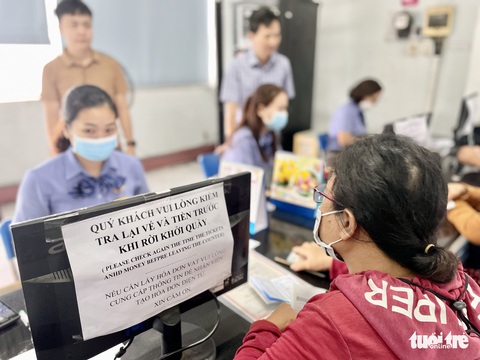 Ga Sài Gòn nhộn nhịp ngày đầu bán vé tàu Tết - Ảnh 4. Ga Sài Gòn nhộn nhịp ngày đầu bán vé tàu Tết - Ảnh 4.