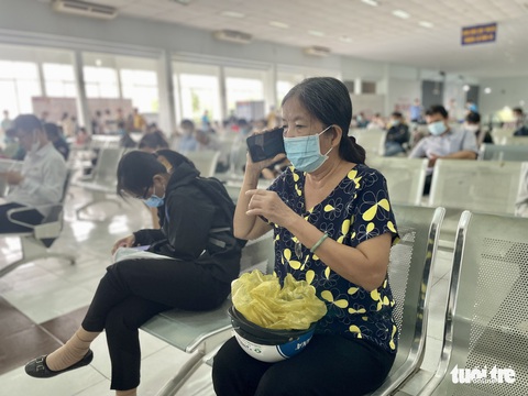 Ga Sài Gòn nhộn nhịp ngày đầu bán vé tàu Tết - Ảnh 2. Ga Sài Gòn nhộn nhịp ngày đầu bán vé tàu Tết - Ảnh 2.