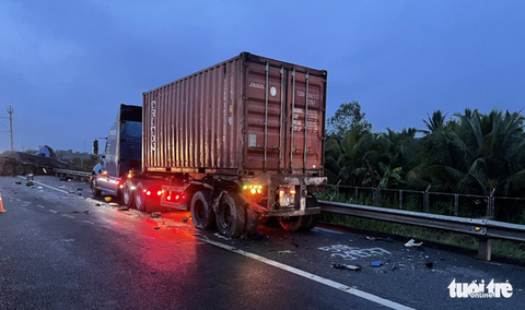 Hai xe container va chạm trên cao tốc TP.HCM - Trung Lương, 3 người bị thương - Ảnh 1. Hai xe container va chạm trên cao tốc TP.HCM - Trung Lương, 3 người bị thương - Ảnh 1.