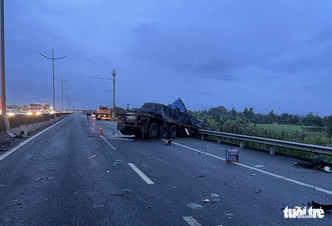 Hai xe container va chạm trên cao tốc TP.HCM - Trung Lương, 3 người bị thương - Ảnh 2. Hai xe container va chạm trên cao tốc TP.HCM - Trung Lương, 3 người bị thương - Ảnh 2.