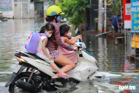 Triều cường lên đỉnh lại đúng giờ tan tầm - Ảnh 4. Triều cường lên đỉnh lại đúng giờ tan tầm - Ảnh 4.