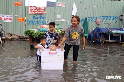 Triều cường lên đỉnh lại đúng giờ tan tầm - Ảnh 7. Triều cường lên đỉnh lại đúng giờ tan tầm - Ảnh 7.