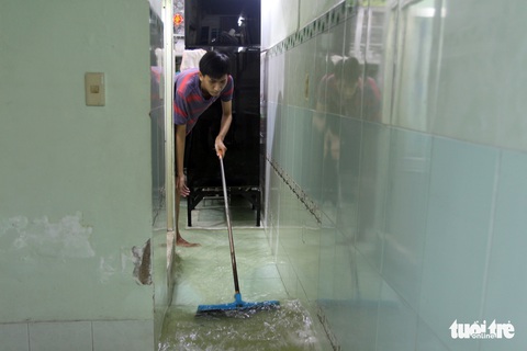 Triều cường lên đỉnh lại đúng giờ tan tầm - Ảnh 2. Triều cường lên đỉnh lại đúng giờ tan tầm - Ảnh 2.