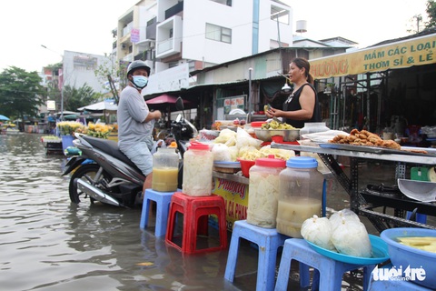 Triều cường lên đỉnh lại đúng giờ tan tầm - Ảnh 3. Triều cường lên đỉnh lại đúng giờ tan tầm - Ảnh 3.