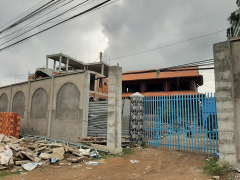 Vợ chồng giám đốc bị bắt vì nghi lừa bán cát: Dự án biệt thự 20 năm chỉ cho thuê nuôi cá - Ảnh 1. Vợ chồng giám đốc bị bắt vì nghi lừa bán cát: Dự án biệt thự 20 năm chỉ cho thuê nuôi cá - Ảnh 1.