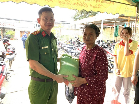 Tặng gạo cho người đến làm căn cước công dân - Ảnh 1. Tặng gạo cho người đến làm căn cước công dân - Ảnh 1.