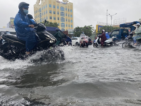 Mưa lớn, người Đà Nẵng lại hốt hoảng khi đi trên đường - Ảnh 1. Mưa lớn, người Đà Nẵng lại hốt hoảng khi đi trên đường - Ảnh 1.