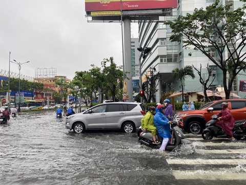 Mưa lớn, người Đà Nẵng lại hốt hoảng khi đi trên đường - Ảnh 2. Mưa lớn, người Đà Nẵng lại hốt hoảng khi đi trên đường - Ảnh 2.
