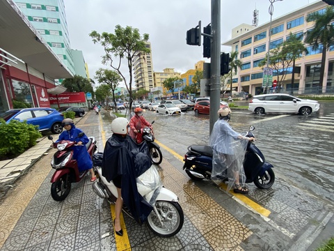 Mưa lớn, người Đà Nẵng lại hốt hoảng khi đi trên đường - Ảnh 3. Mưa lớn, người Đà Nẵng lại hốt hoảng khi đi trên đường - Ảnh 3.