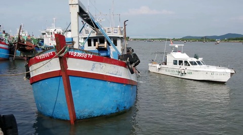 Biên phòng Bà Rịa - Vũng Tàu bắt tàu cá chở 110.000 lít dầu lậu - Ảnh 1. Biên phòng Bà Rịa - Vũng Tàu bắt tàu cá chở 110.000 lít dầu lậu - Ảnh 1.