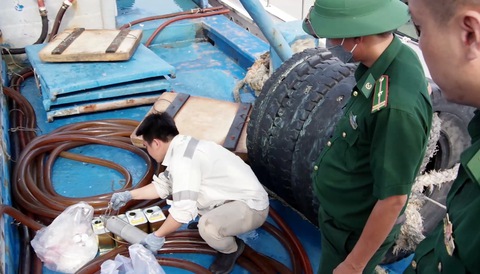 Biên phòng Bà Rịa - Vũng Tàu bắt tàu cá chở 110.000 lít dầu lậu - Ảnh 2. Biên phòng Bà Rịa - Vũng Tàu bắt tàu cá chở 110.000 lít dầu lậu - Ảnh 2.