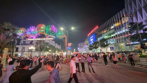 Hà Nội có khu phố ẩm thực xuyên đêm đầu tiên - Ảnh 1. Hà Nội có khu phố ẩm thực xuyên đêm đầu tiên - Ảnh 1.