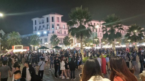 Hà Nội có khu phố ẩm thực xuyên đêm đầu tiên - Ảnh 2. Hà Nội có khu phố ẩm thực xuyên đêm đầu tiên - Ảnh 2.