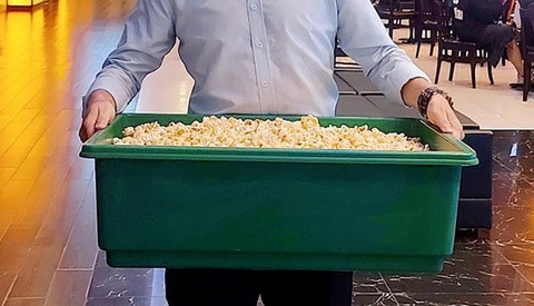 Ăn bắp bằng xô: Vui hay lãng phí? - Ảnh 2. Ăn bắp bằng xô: Vui hay lãng phí? - Ảnh 2.