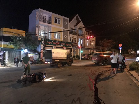 Lái ô tô có nồng độ cồn tông 4 người đang chờ đèn đỏ - Ảnh 2. Lái ô tô có nồng độ cồn tông 4 người đang chờ đèn đỏ - Ảnh 2.