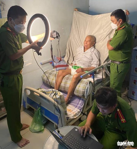 Công an chia ba ca làm căn cước công dân gắn chip tận nhà cho dân - Ảnh 1. Công an chia ba ca làm căn cước công dân gắn chip tận nhà cho dân - Ảnh 1.