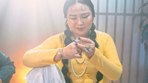 Sau trend khoe tiền, MV Đồng vàng gây sốt khi rap bằng tiếng Khmer - Ảnh 2. Sau trend khoe tiền, MV Đồng vàng gây sốt khi rap bằng tiếng Khmer - Ảnh 2.