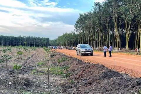 Dùng cuốc đập phá xe bảy chỗ, cuốc chết chủ xe - Ảnh 2. Dùng cuốc đập phá xe bảy chỗ, cuốc chết chủ xe - Ảnh 2.