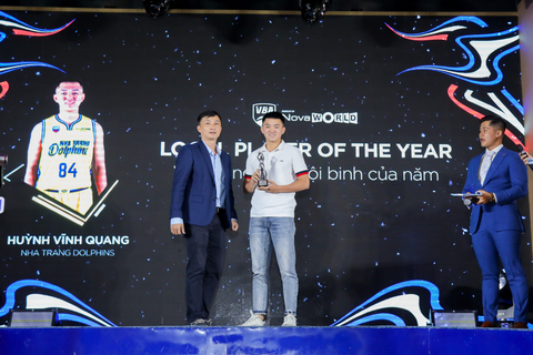 Fan nữ hát cổ vũ thần tượng ở Nha Trang Dolphins - Ảnh 3. Fan nữ hát cổ vũ thần tượng ở Nha Trang Dolphins - Ảnh 3.