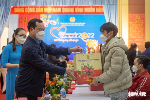 Hỗ trợ 500.000 đồng cho mỗi đoàn viên công đoàn khó khăn dịp Tết Nguyên đán 2023 - Ảnh 1. Hỗ trợ 500.000 đồng cho mỗi đoàn viên công đoàn khó khăn dịp Tết Nguyên đán 2023 - Ảnh 1.