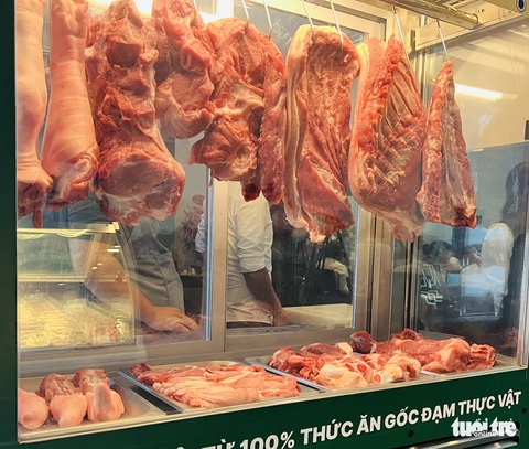 Ngoài heo ăn chuối, thị trường có thêm heo ăn chay - Ảnh 1. Ngoài heo ăn chuối, thị trường có thêm heo ăn chay - Ảnh 1.